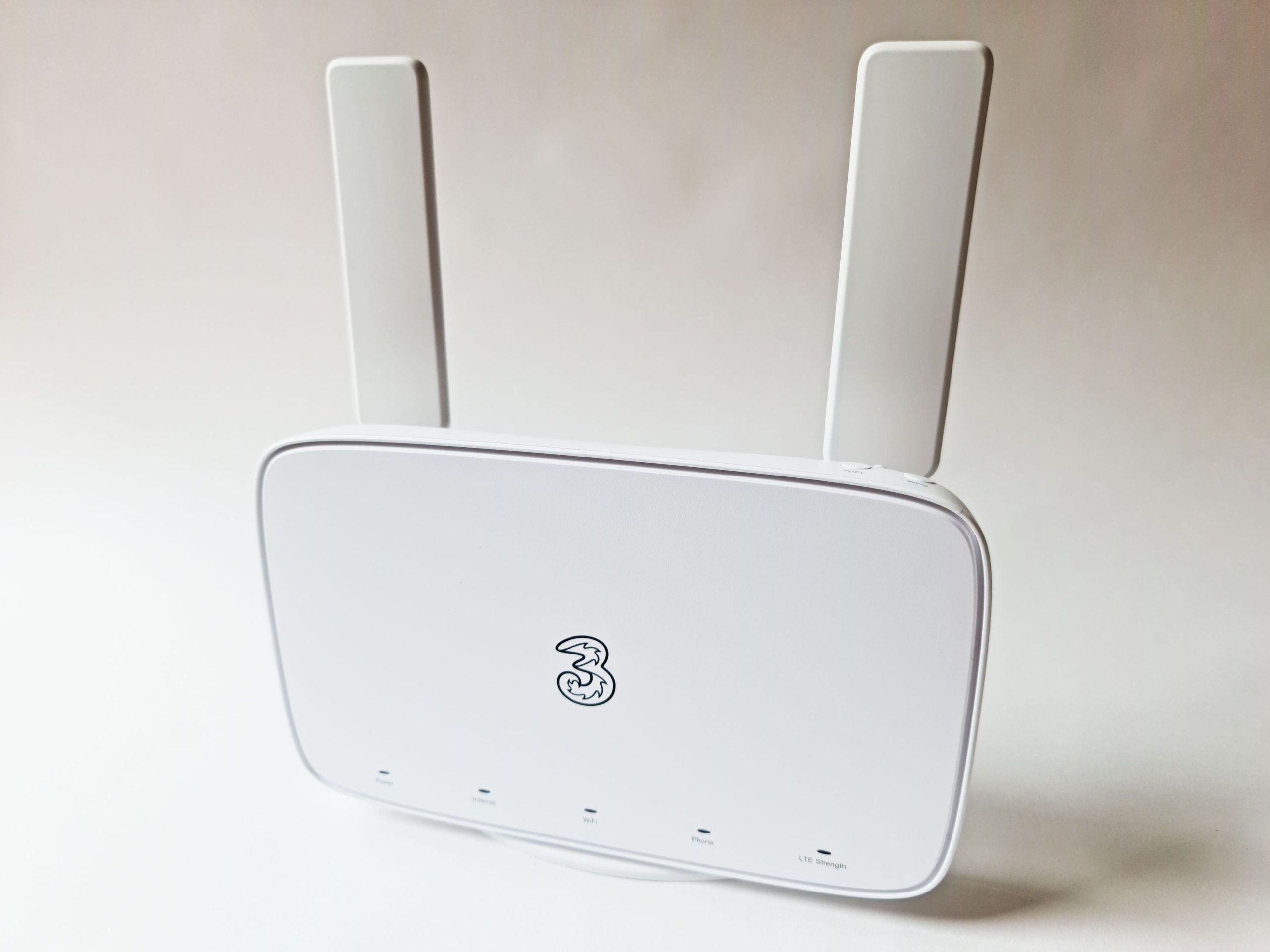 4G router with antennas installed.