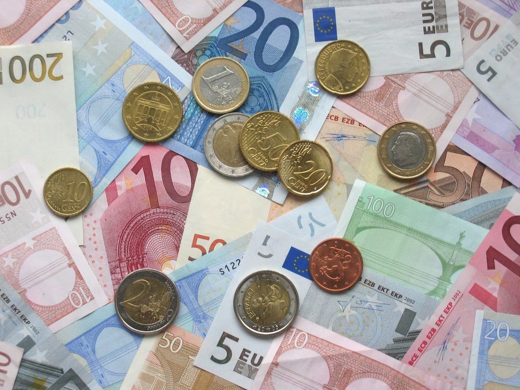 Euro-Banknoten und -Münzen.