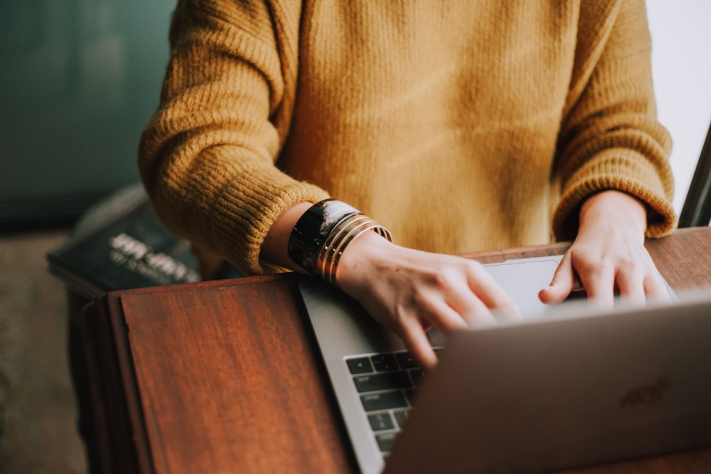 Person, die mit ihrem Laptop den Breitbandanbieter wechselt.