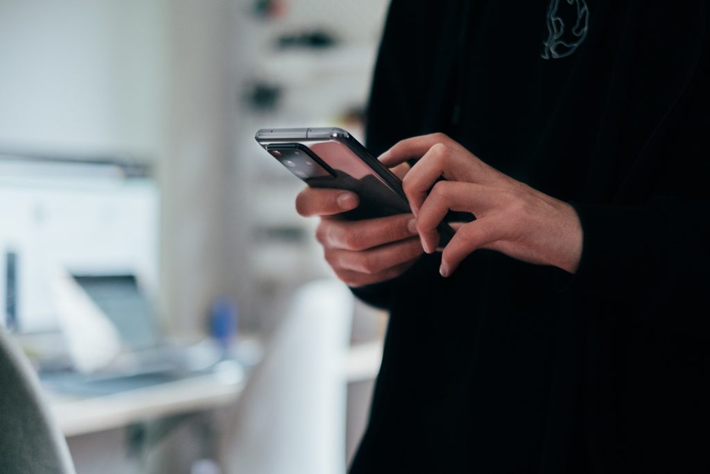 Person, die sich mit kostenlosem Wi-Fi in der Öffentlichkeit verbindet.